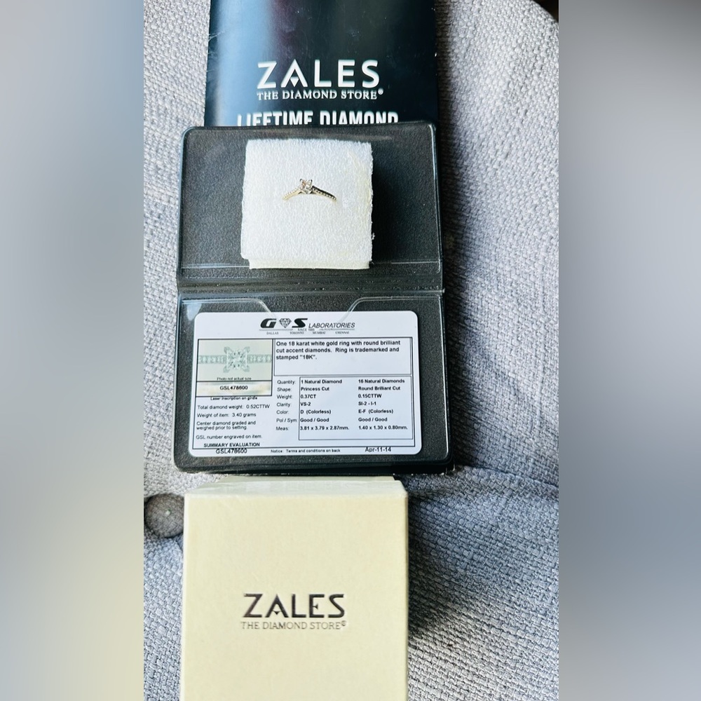 Zales 18k white gold with round brilliant cut accent diamonds. Stamped 18K.